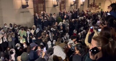 Estudiantes enfrentan a la Policía y enfrentan arrestos en manifestaciones por el fin del apoyo a Israel.