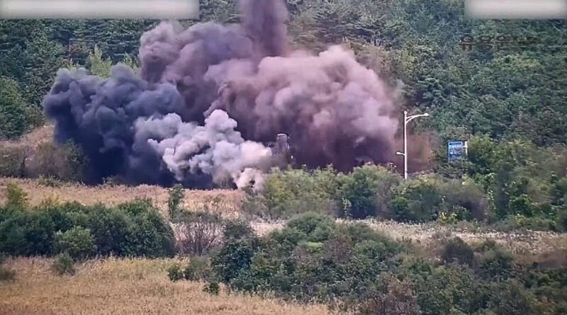 El ejército norcoreano detona vías intercoreanas, cortando las conexiones terrestres con Corea del Sur, tras el anuncio de cierre de fronteras por motivos de seguridad.