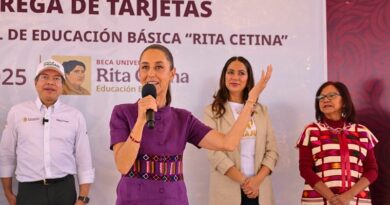 El programa ofrece apoyos económicos a familias vulnerables, con 1,900 pesos bimestrales por hogar y 700 pesos adicionales por estudiante, priorizando secundaria y expandiéndose a preescolar y primaria.