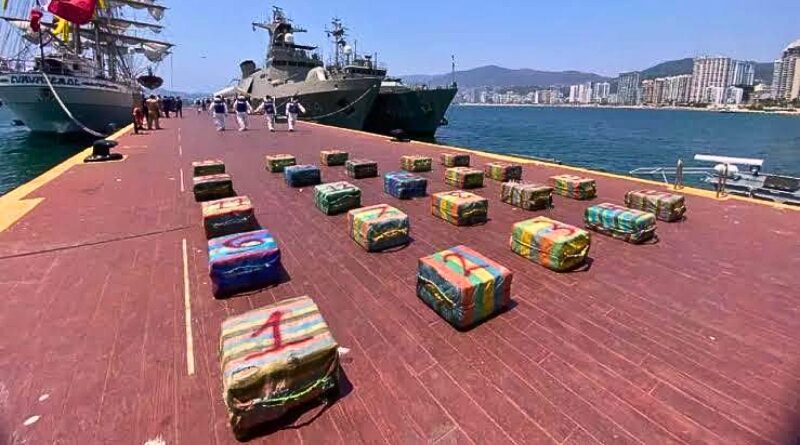 Marina intercepta embarcación con droga y combustible a más de 380 km de la costa; cinco presuntos narcotraficantes detenidos en operación conjunta