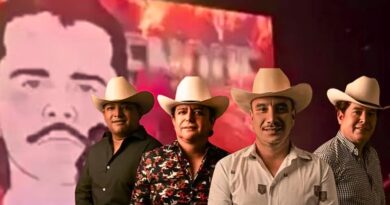 Las autoridades de EE.UU. cancelaron sus permisos tras proyectar imágenes de líderes del narco en un concierto en Guadalajara, generando controversia.