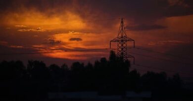 El gobierno de Macron culpa a Rusia del colapso energético que dejó a cientos de miles sin electricidad, mientras crecen las críticas por su gestión.