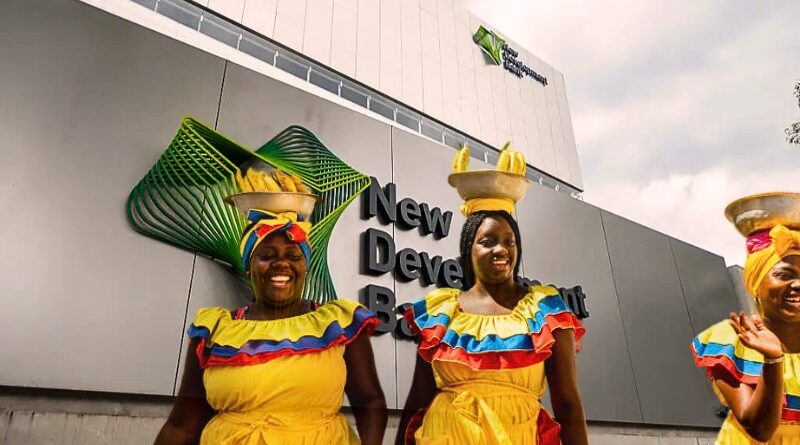 Gustavo Petro avanza en la adhesión al Nuevo Banco de Desarrollo del BRICS y promueve megaproyecto férreo que conectará los océanos Pacífico y Atlántico.