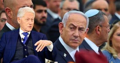 El expresidente de EE.UU. acusa al primer ministro israelí de prolongar su mandato mediante tensiones bélicas y urge a detener la escalada para proteger a civiles inocentes.