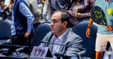 El diputado y exfutbolista fue captado participando en la Comisión de Presupuesto mientras jugaba pádel, sin conocer el tema que se discutía.