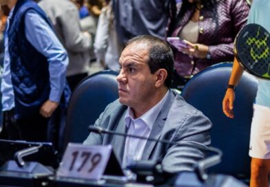 El diputado y exfutbolista fue captado participando en la Comisión de Presupuesto mientras jugaba pádel, sin conocer el tema que se discutía.
