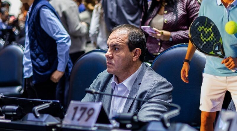 El diputado y exfutbolista fue captado participando en la Comisión de Presupuesto mientras jugaba pádel, sin conocer el tema que se discutía.