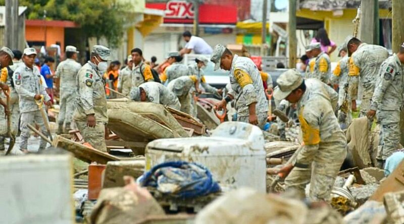Aplican el Plan DN-III-E para brindar alimentos y asistencia a familias afectadas por las lluvias en Veracruz, reafirmando su compromiso con la población civil.