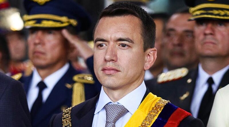 El Ministro de Defensa califica el ataque de "acto de terrorismo". La CONAIE rechaza las acusaciones y cuestiona la seguridad presidencial, en un nuevo episodio de tensión durante el paro nacional.