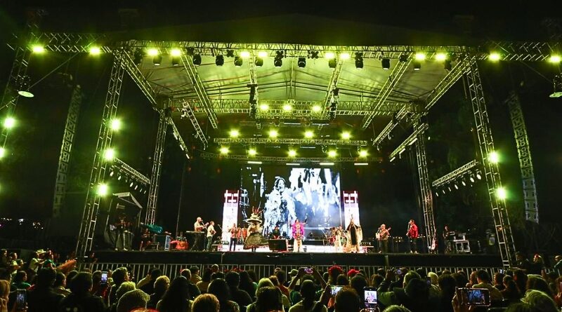La presentación de Lila Downs en la Plaza Emiliano Zapata emocionó al público con un mensaje de orgullo, identidad y fuerza cultural mexicana.