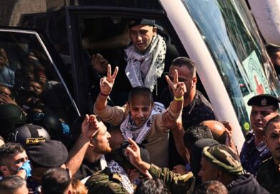 Más de 1,900 palestinos son liberados como parte de la primera fase del acuerdo de paz mediado por Estados Unidos en Oriente Medio.