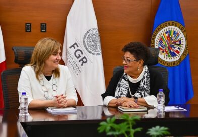 Subtítulo: Ernestina Godoy y Andrea Pochak acuerdan fortalecer la cooperación internacional para atender la crisis de desapariciones en México.