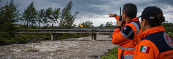 El aumento en ríos y arroyos mantiene en alerta a autoridades y ciudadanos; Protección Civil refuerza vigilancia y prevención.