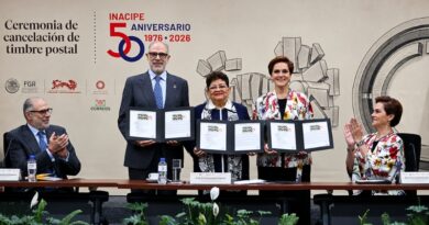 La Fiscal General Ernestina Godoy encabeza la cancelación del timbre postal conmemorativo en honor a cinco décadas de formación jurídica y fortalecimiento del Estado de Derecho en México
