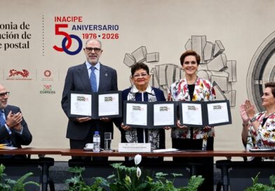 La Fiscal General Ernestina Godoy encabeza la cancelación del timbre postal conmemorativo en honor a cinco décadas de formación jurídica y fortalecimiento del Estado de Derecho en México