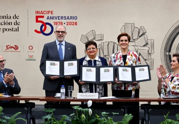 La Fiscal General Ernestina Godoy encabeza la cancelación del timbre postal conmemorativo en honor a cinco décadas de formación jurídica y fortalecimiento del Estado de Derecho en México