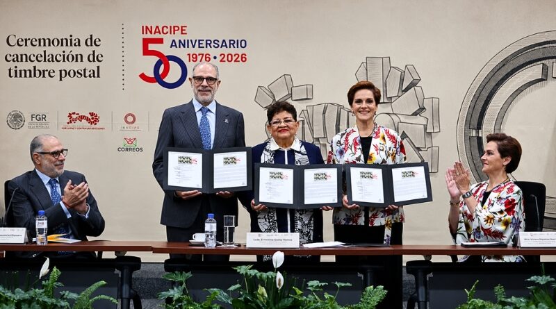 La Fiscal General Ernestina Godoy encabeza la cancelación del timbre postal conmemorativo en honor a cinco décadas de formación jurídica y fortalecimiento del Estado de Derecho en México