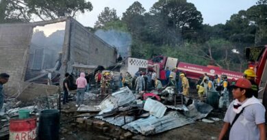 La gobernadora Margarita González Saravia confirmó el deceso y el despliegue de cuerpos de emergencia tras el estallido registrado esta tarde en un taller de pirotecnia; se investigan las causas del siniestro.