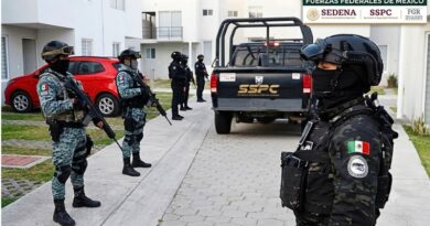 En una operación conjunta durante la visita presidencial, fuerzas federales y estatales ejecutan cateos en tres municipios, deteniendo a seis presuntos integrantes del grupo delictivo dedicado a la extorsión y narcomenudeo.