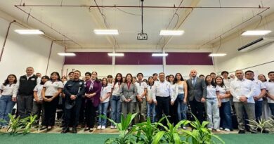 La gobernadora Margarita González Saravia participó en un foro universitario en la UPEMOR para fomentar el diálogo juvenil por la paz.