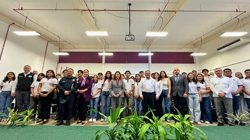 La gobernadora Margarita González Saravia participó en un foro universitario en la UPEMOR para fomentar el diálogo juvenil por la paz.