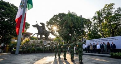 La gobernadora Margarita González Saravia encabezó en Cuernavaca una ceremonia cívica con honores a la Bandera y el lábaro patrio izado a media asta.