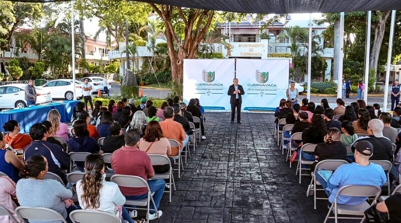 El alcalde José Luis Urióstegui encabezó pláticas con familias de alumnos de secundaria que recibirán $2,700 por su promedio mínimo de 9.0 en primaria